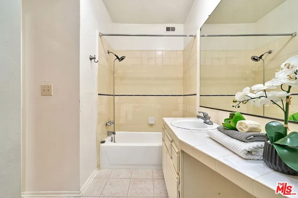431 S Kingsley Drive #205 Los Angeles, CA 90020