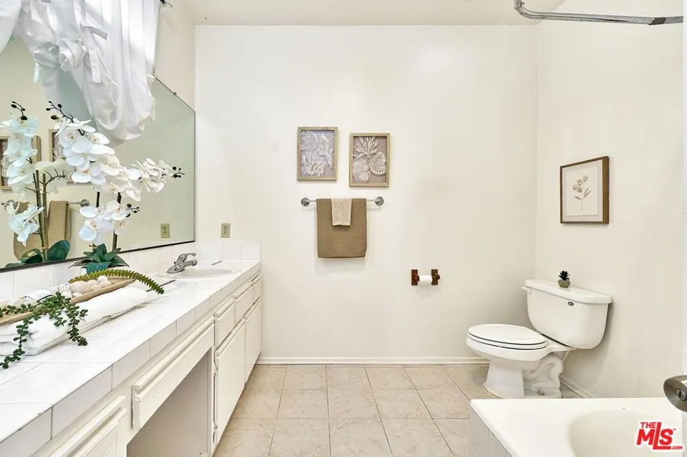 431 S Kingsley Drive #205 Los Angeles, CA 90020