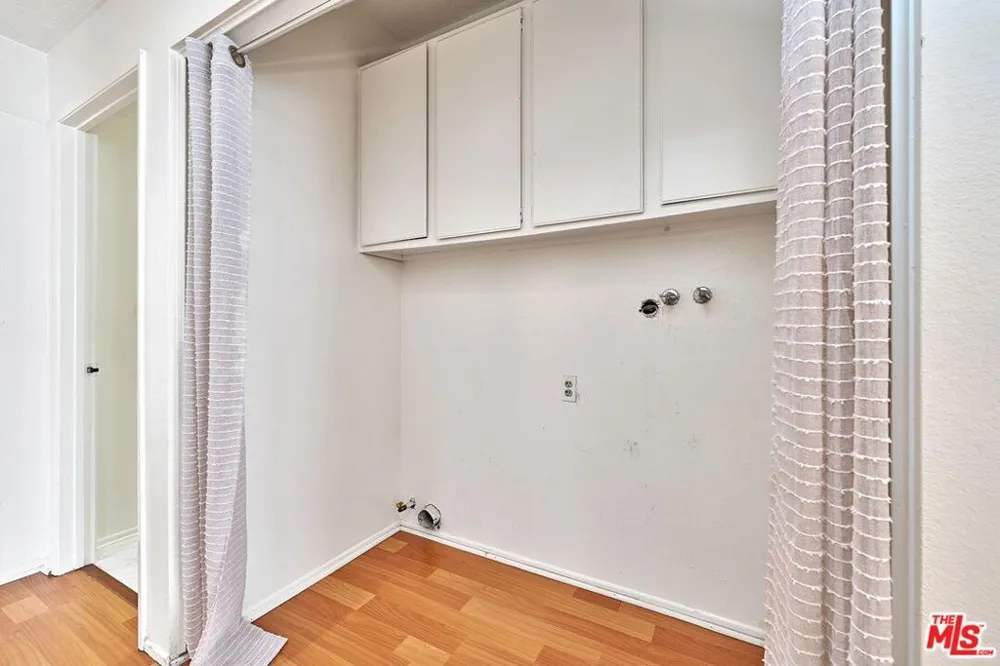 431 S Kingsley Drive #205 Los Angeles, CA 90020