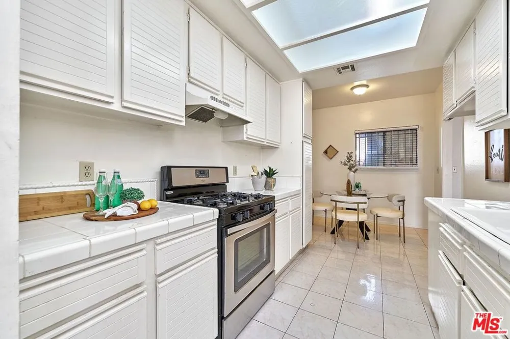 431 S Kingsley Drive #205 Los Angeles, CA 90020