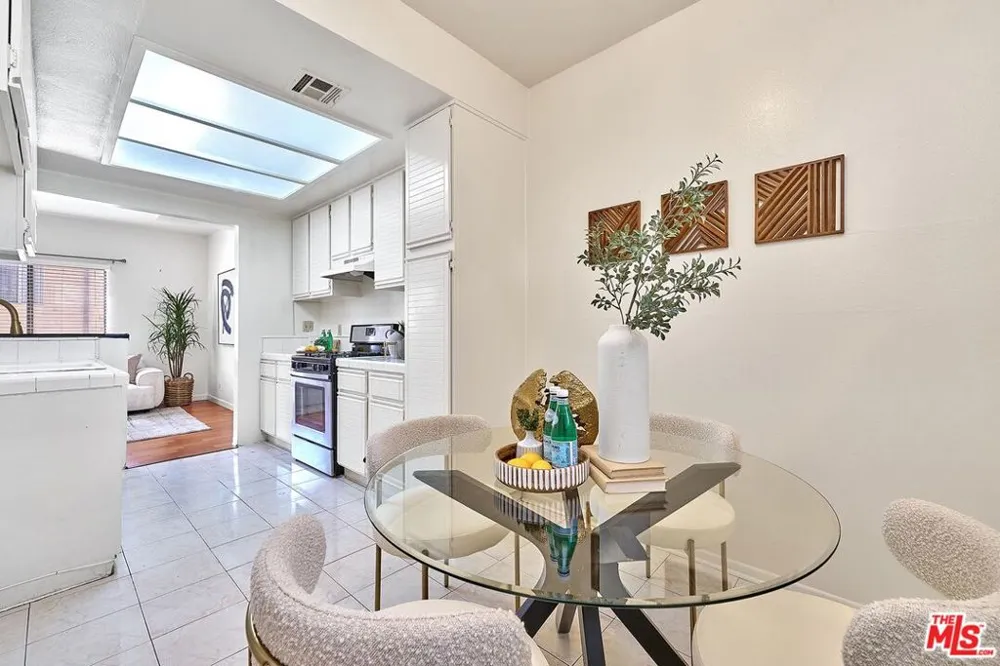431 S Kingsley Drive #205 Los Angeles, CA 90020
