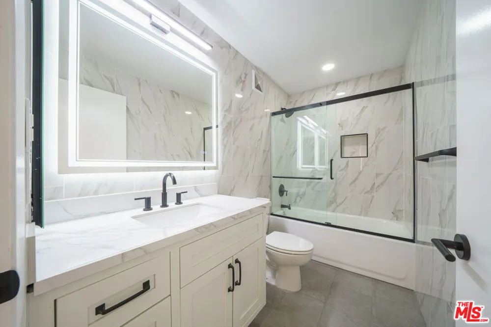 600 W 9th Street #1502 Los Angeles, CA 90015