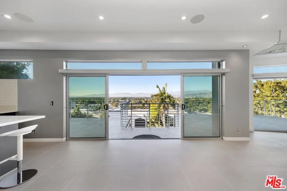 11698 Picturesque Drive Studio City, CA 91604
