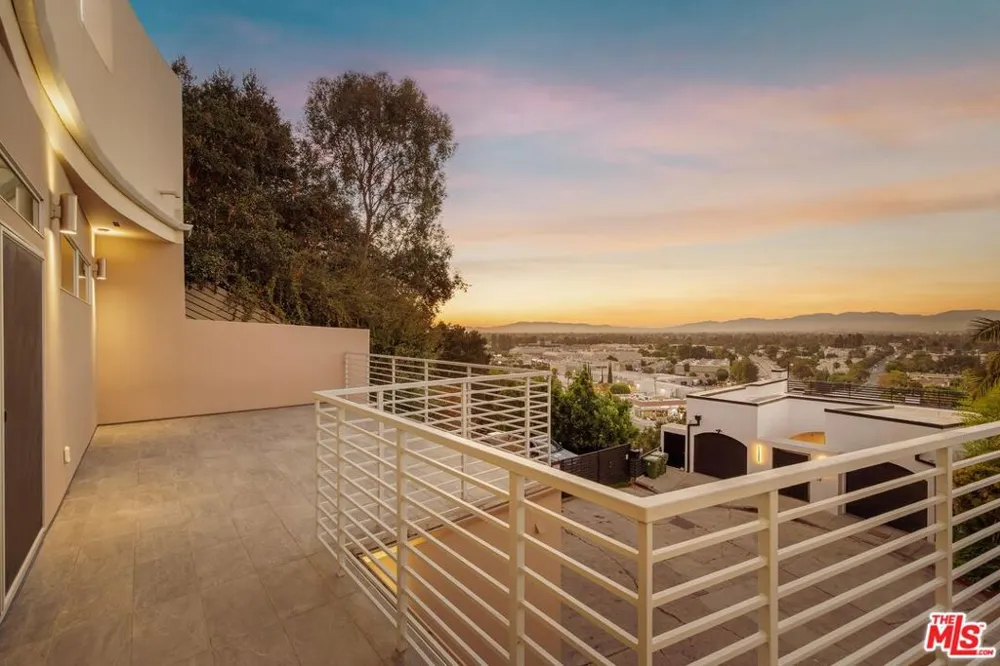 11698 Picturesque Drive Studio City, CA 91604