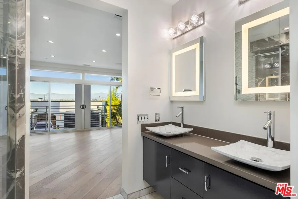 11698 Picturesque Drive Studio City, CA 91604
