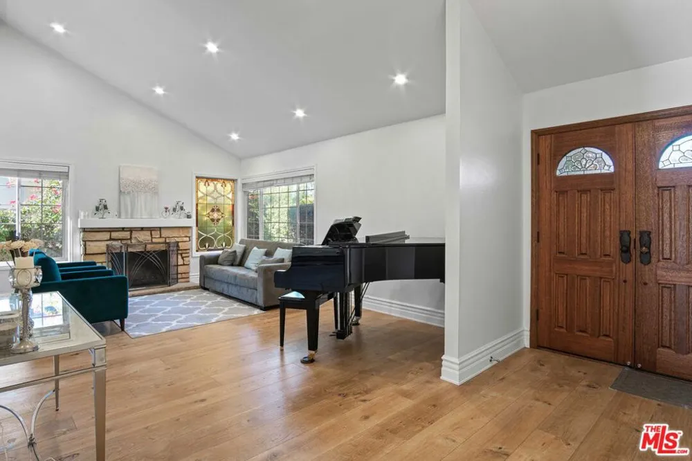 176 Longfellow Street Thousand Oaks, CA 91360