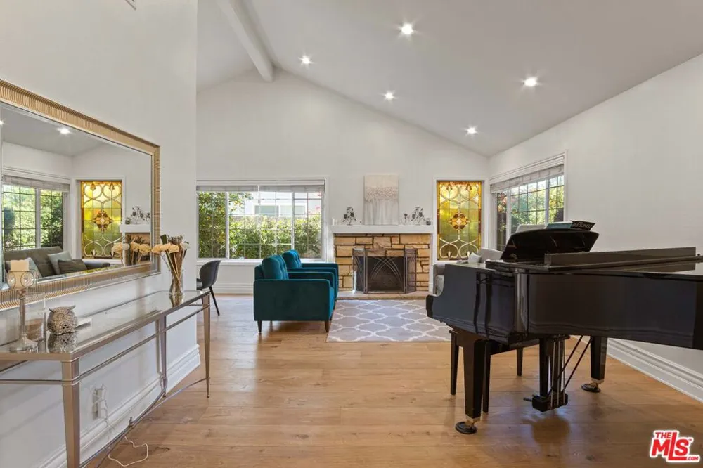 176 Longfellow Street Thousand Oaks, CA 91360