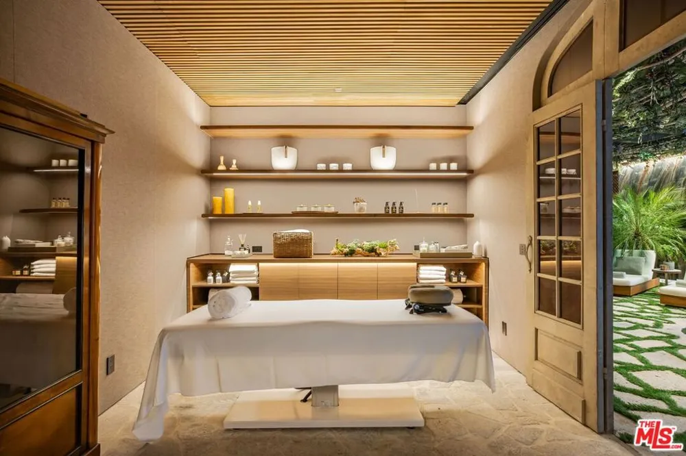 607 Siena Way Los Angeles, CA 90077