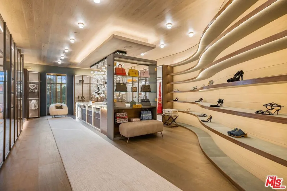607 Siena Way Los Angeles, CA 90077