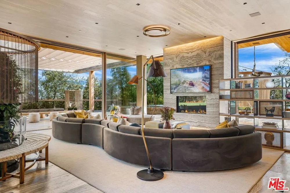 607 Siena Way Los Angeles, CA 90077