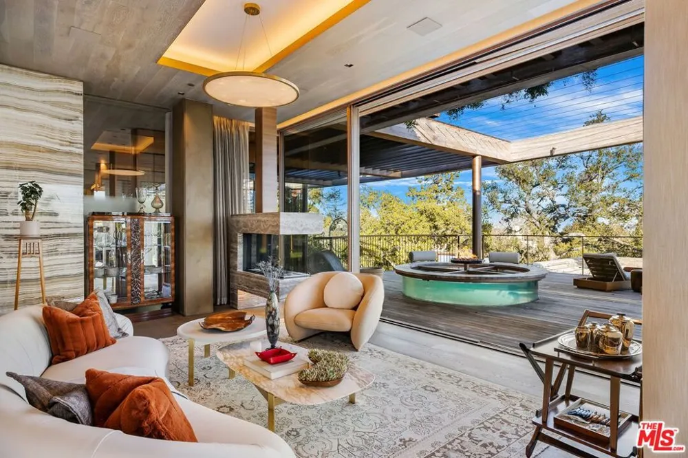607 Siena Way Los Angeles, CA 90077