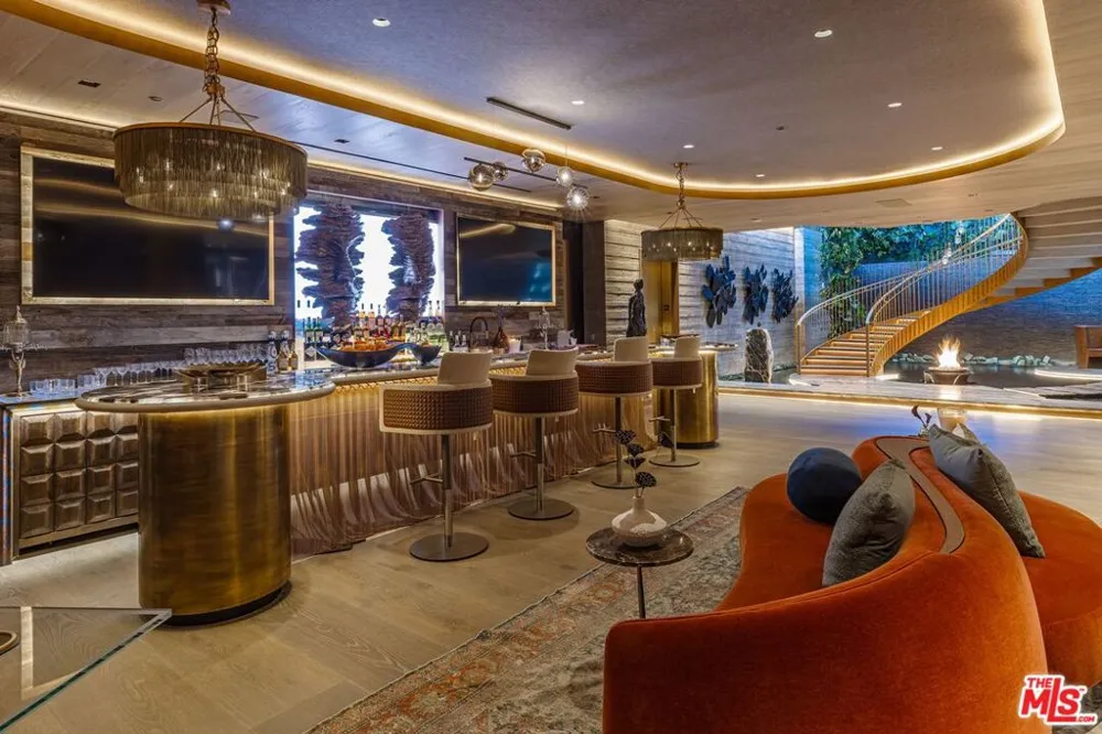 607 Siena Way Los Angeles, CA 90077