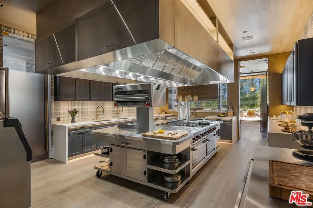 607 Siena Way Los Angeles, CA 90077