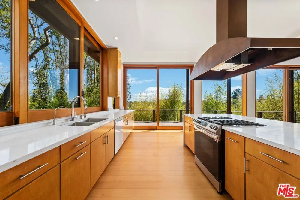785 Napoli Drive Pacific Palisades, CA 90272