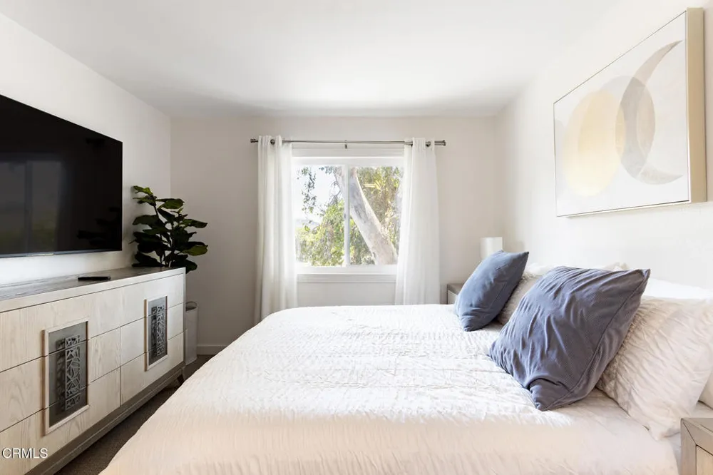 1340 E Hillcrest Drive #6 Thousand Oaks, CA 91362