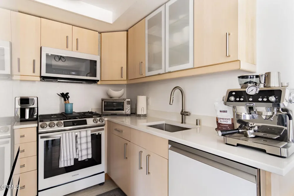1340 E Hillcrest Drive #6 Thousand Oaks, CA 91362