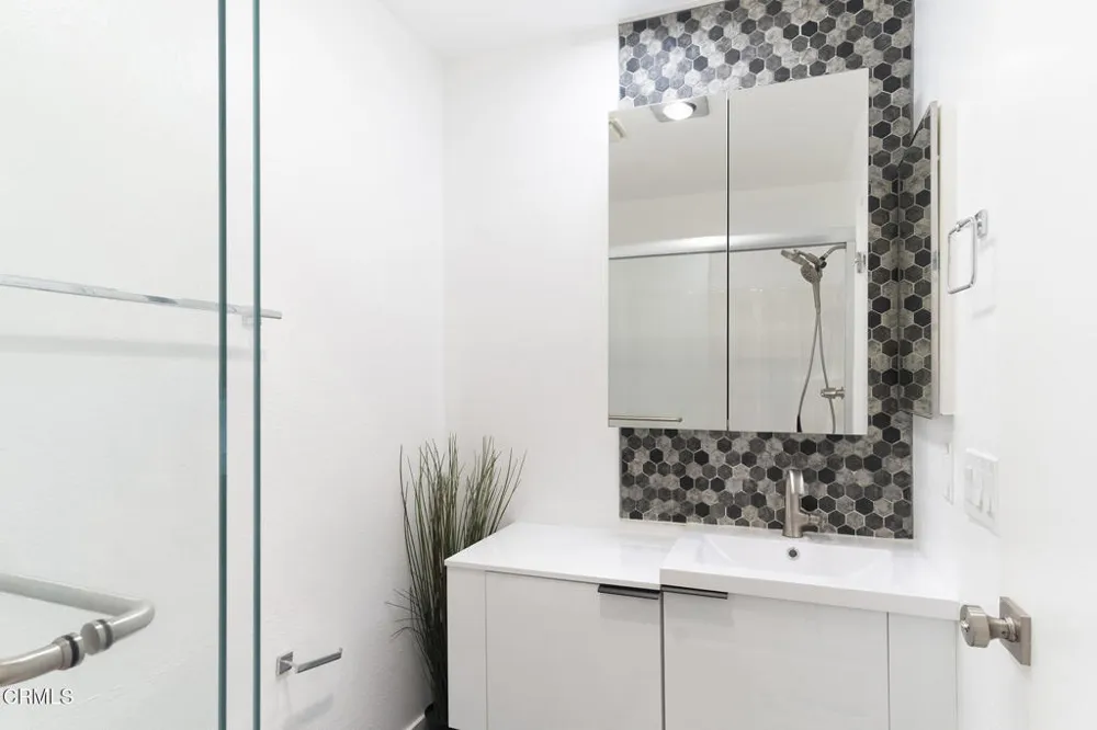 1340 E Hillcrest Drive #6 Thousand Oaks, CA 91362