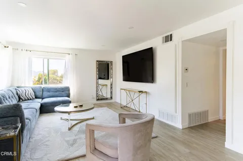 1340 E Hillcrest Drive #6