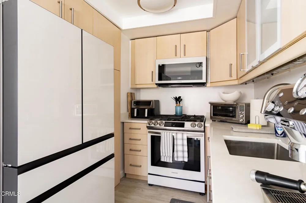 1340 E Hillcrest Drive #6 Thousand Oaks, CA 91362