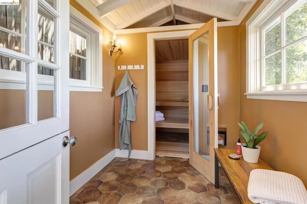 73 Oakmont Ave Piedmont, CA 94610