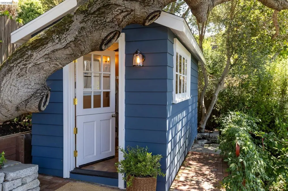 73 Oakmont Ave Piedmont, CA 94610