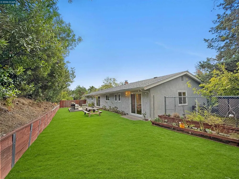 8 Cherry Hills Ct Lafayette, CA 94549