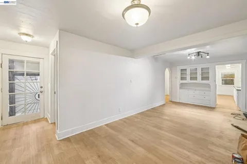 5826 Avenal