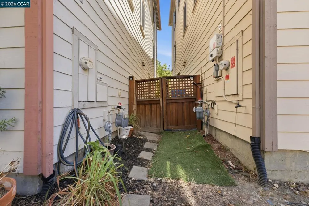 2147 Tsushima St Hercules, CA 94547