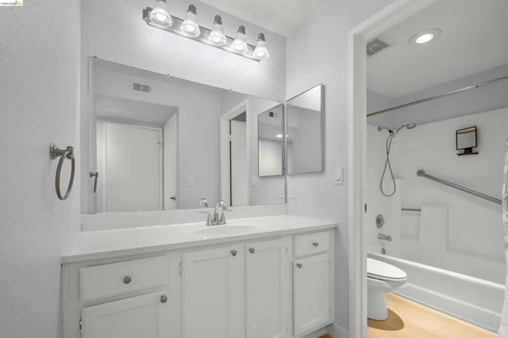 580 Canyon Oaks #D Oakland, CA 94605