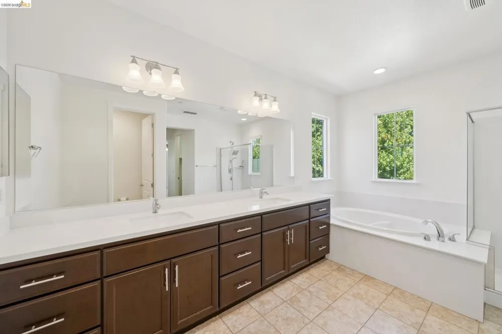 320 Heritage Ln Dixon, CA 95620