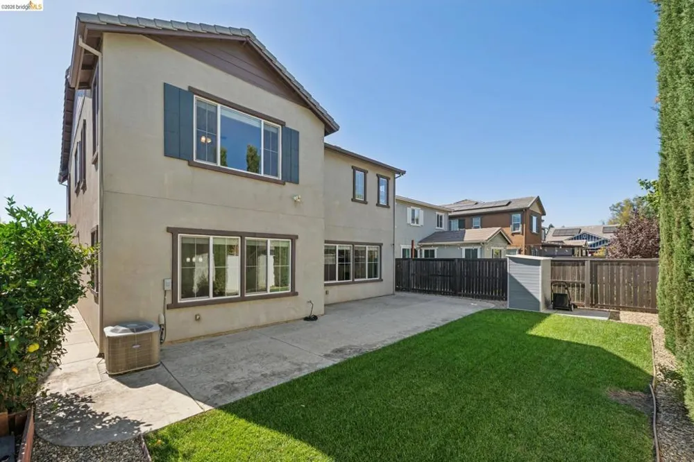320 Heritage Ln Dixon, CA 95620