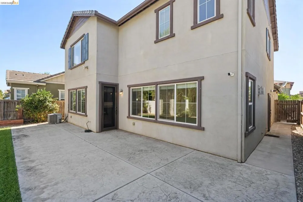 320 Heritage Ln Dixon, CA 95620