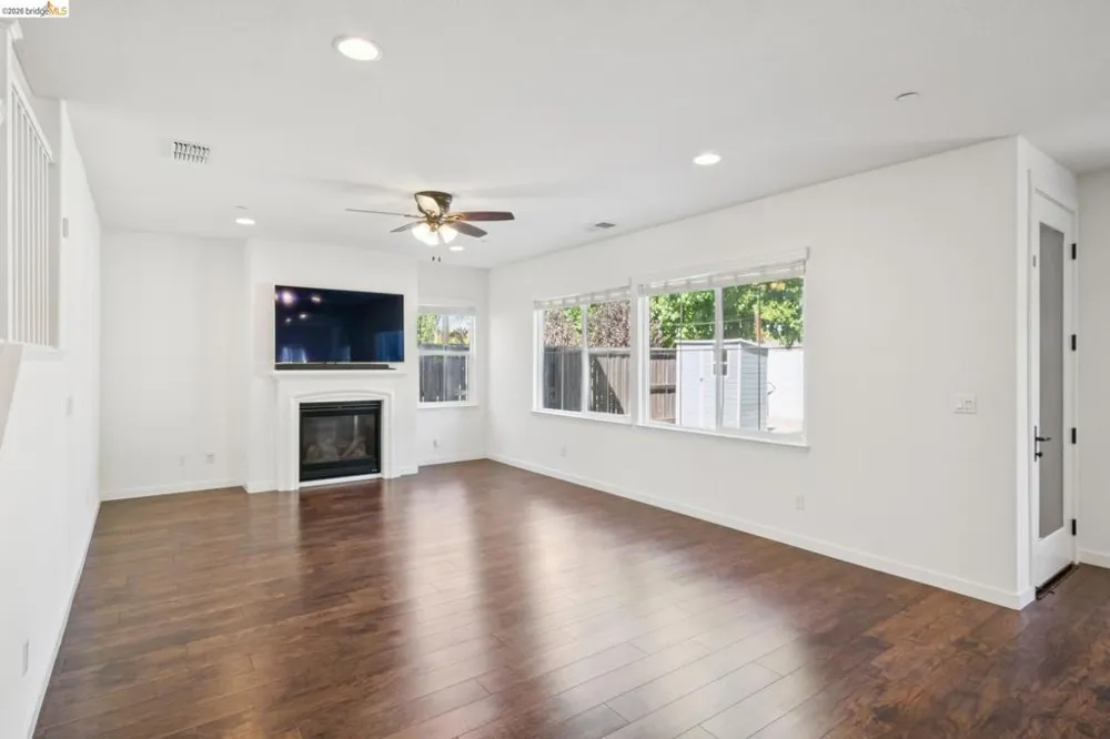 320 Heritage Ln Dixon, CA 95620
