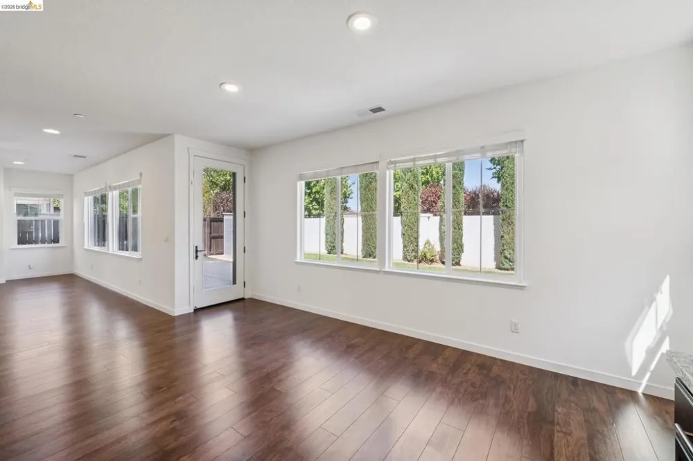 320 Heritage Ln Dixon, CA 95620