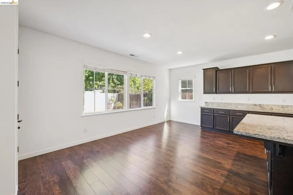 320 Heritage Ln Dixon, CA 95620
