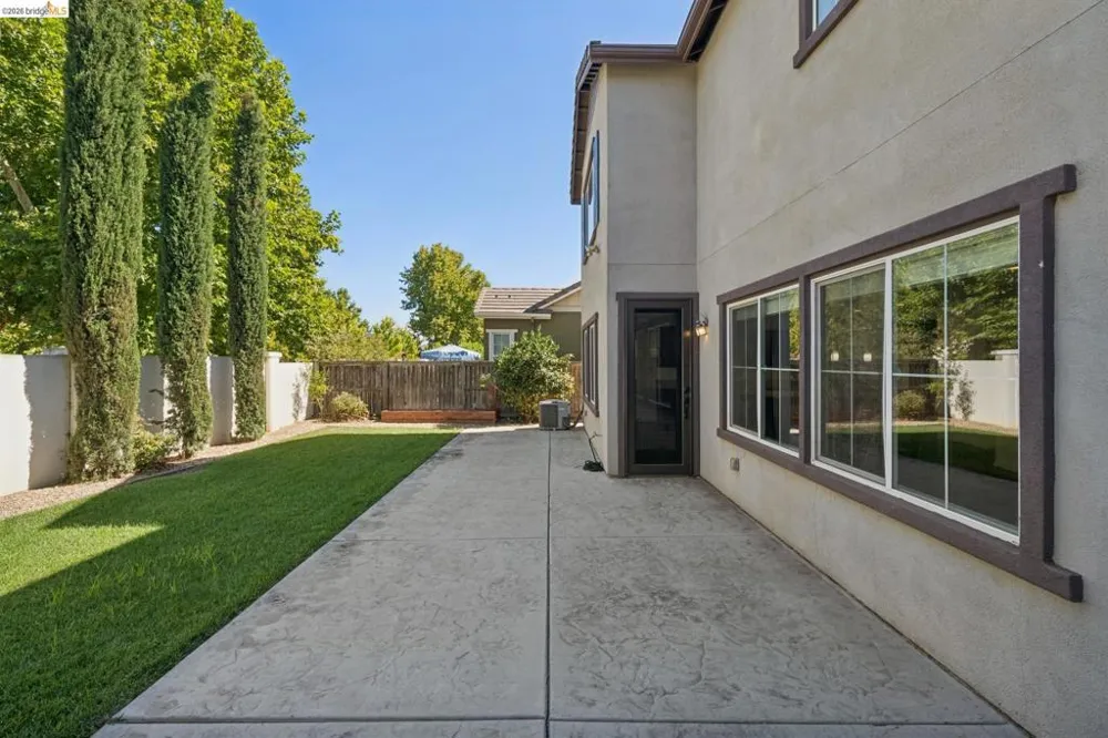 320 Heritage Ln Dixon, CA 95620