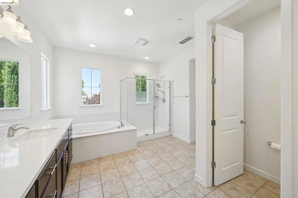 320 Heritage Ln Dixon, CA 95620
