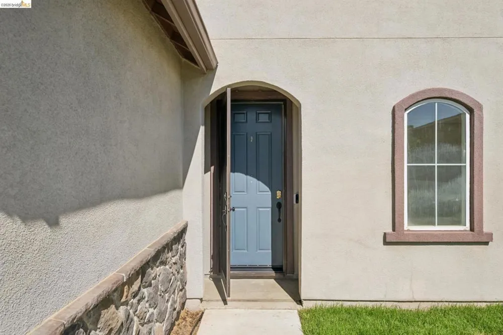 320 Heritage Ln Dixon, CA 95620