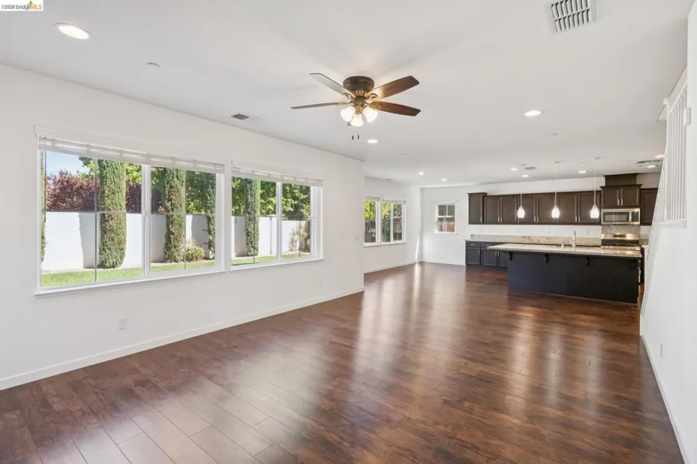320 Heritage Ln Dixon, CA 95620