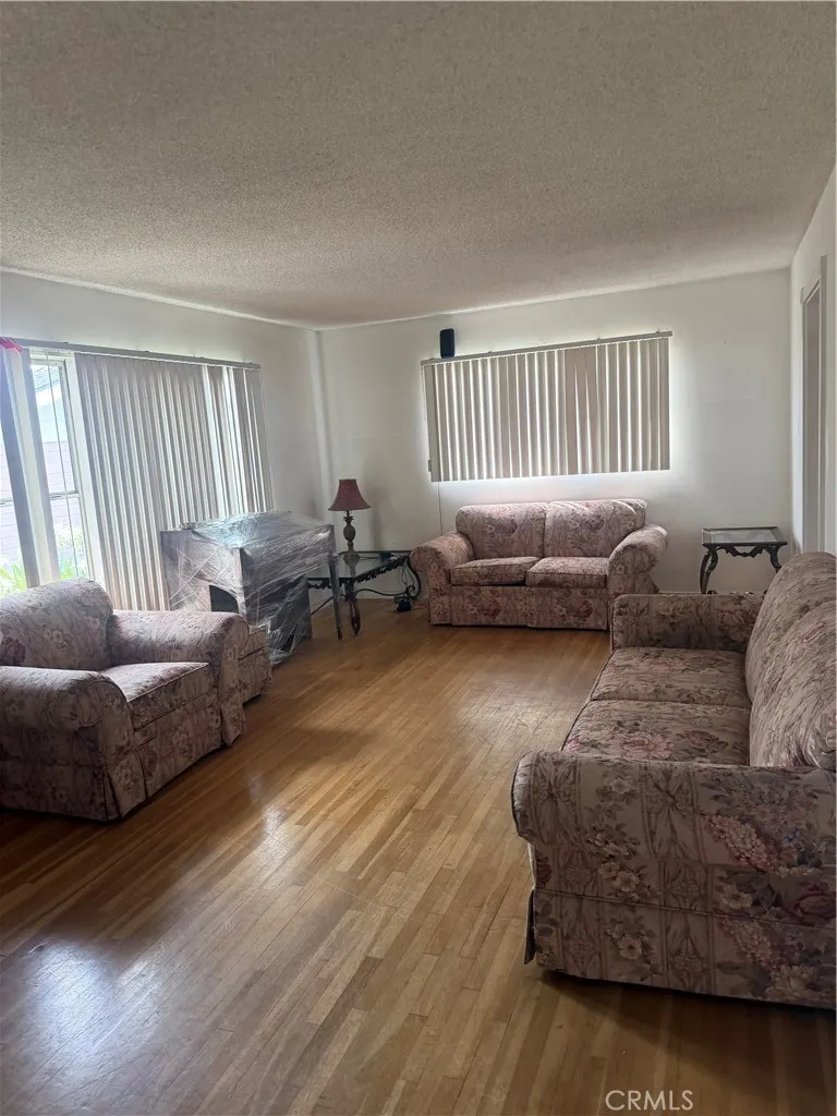 1381 Glenfinnan Covina, CA 91722