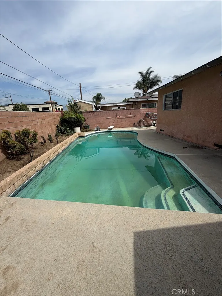 1381 Glenfinnan Covina, CA 91722