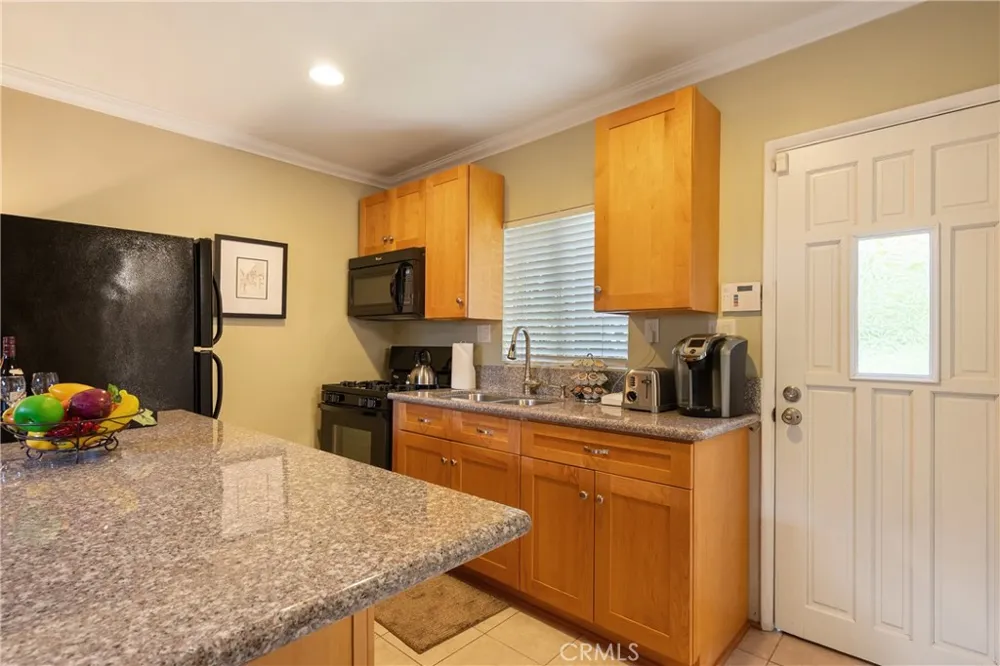 2411 3rd La Verne, CA 91750