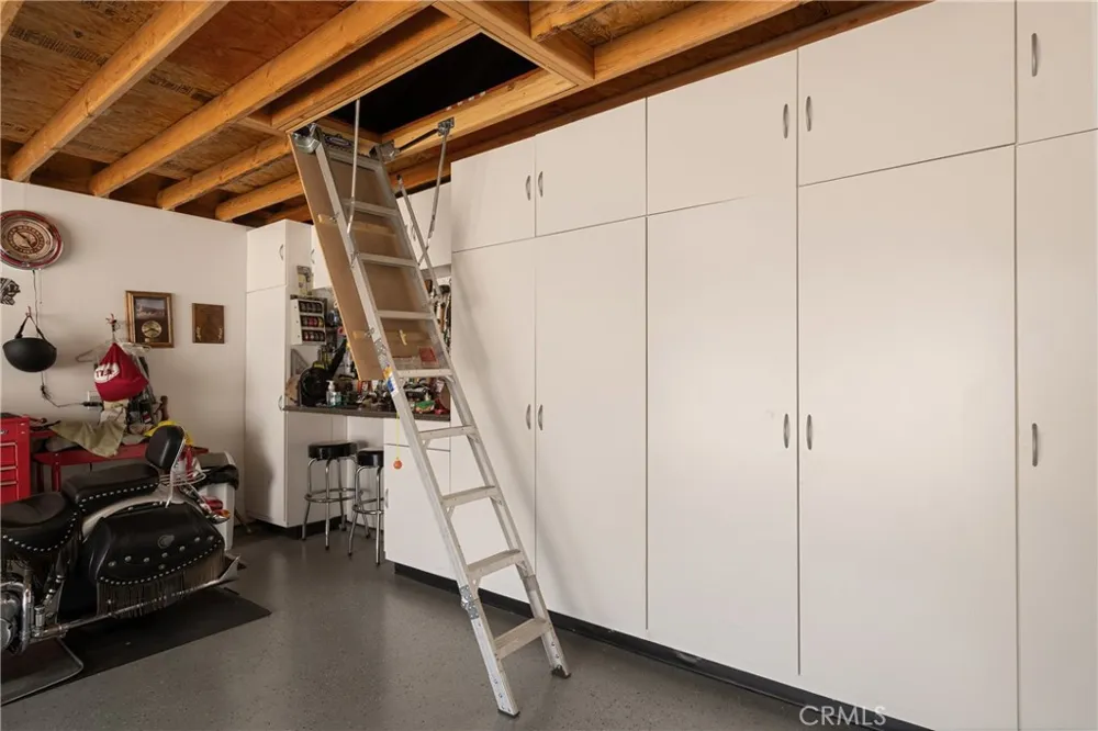 2411 3rd La Verne, CA 91750