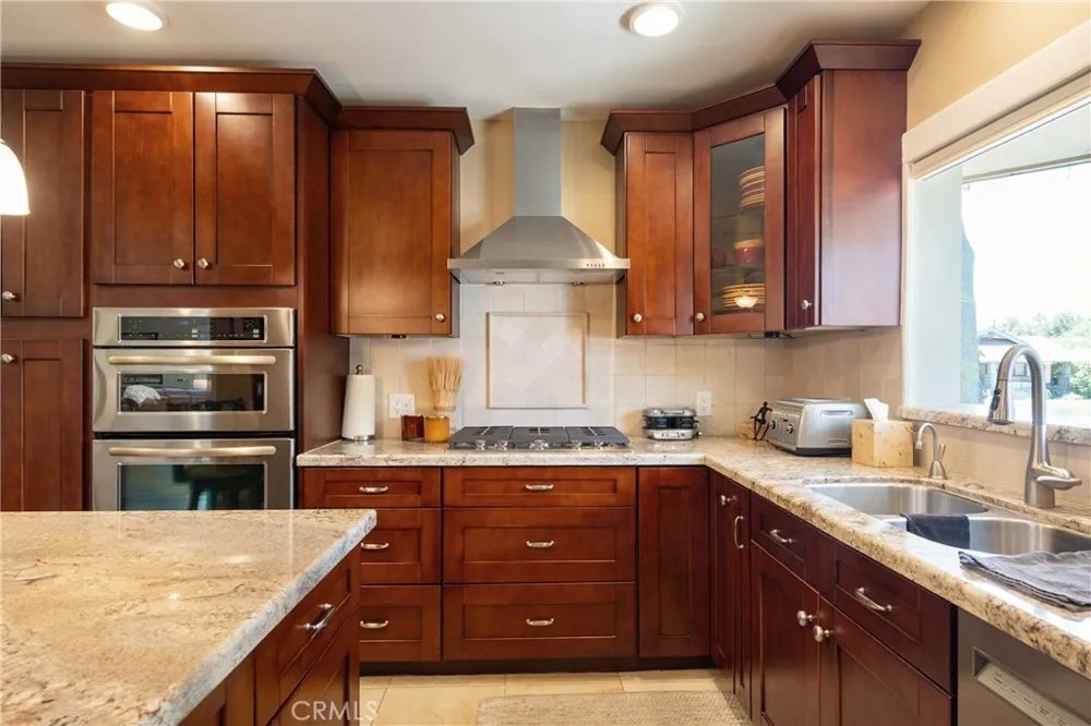 2411 3rd La Verne, CA 91750
