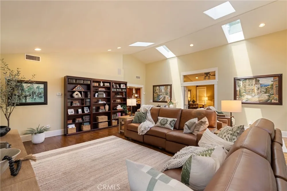 2411 3rd La Verne, CA 91750