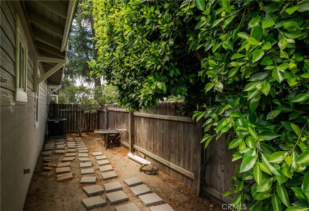 2411 3rd La Verne, CA 91750