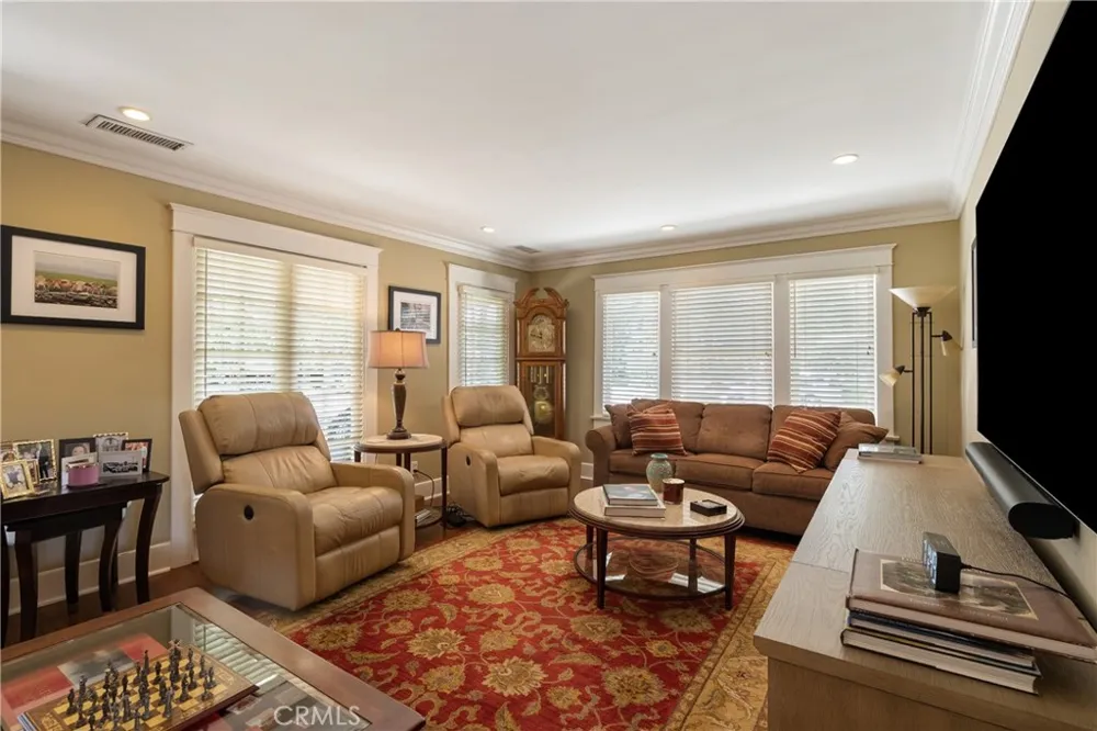 2411 3rd La Verne, CA 91750