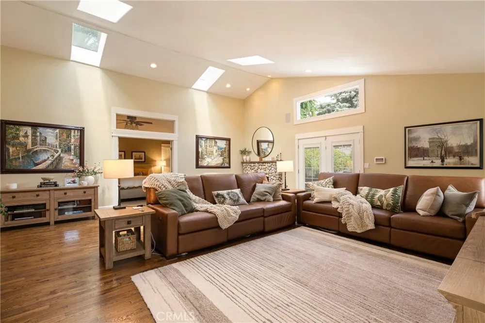 2411 3rd La Verne, CA 91750