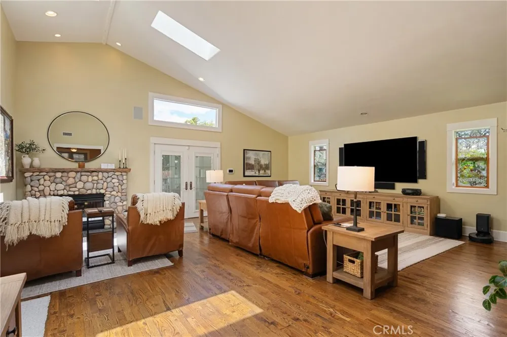 2411 3rd La Verne, CA 91750