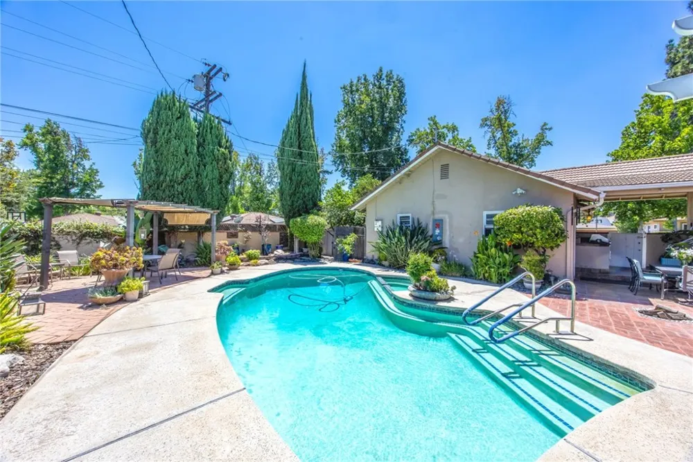 306 E 5th Ontario, CA 91764